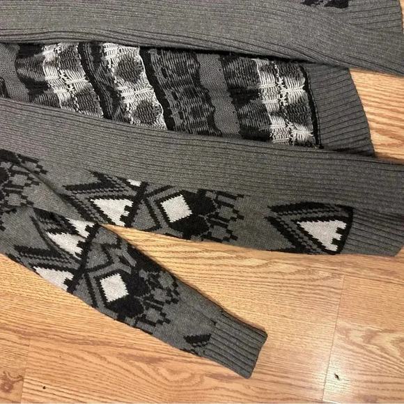 Long Knit Grey Patterned Cardigan Sweater Size Medium - Picture 8 of 8